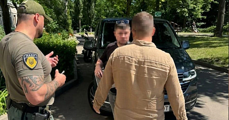 Елітне авто та $44,5 тис. за закриття справи: викрито експосадовців прокуратури Кіровоградщини (ФОТО)